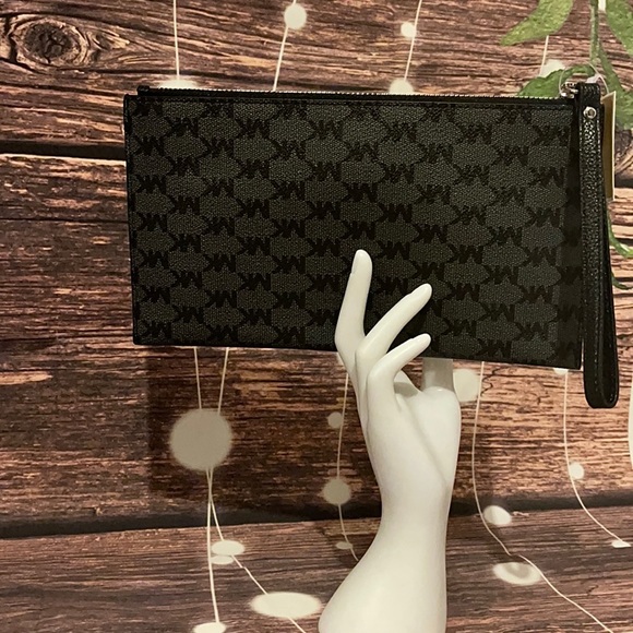 🖤MICHAEL KORS BLACK SIGNATURE ZIP CLUTCH WRISTLET - Picture 6 of 8